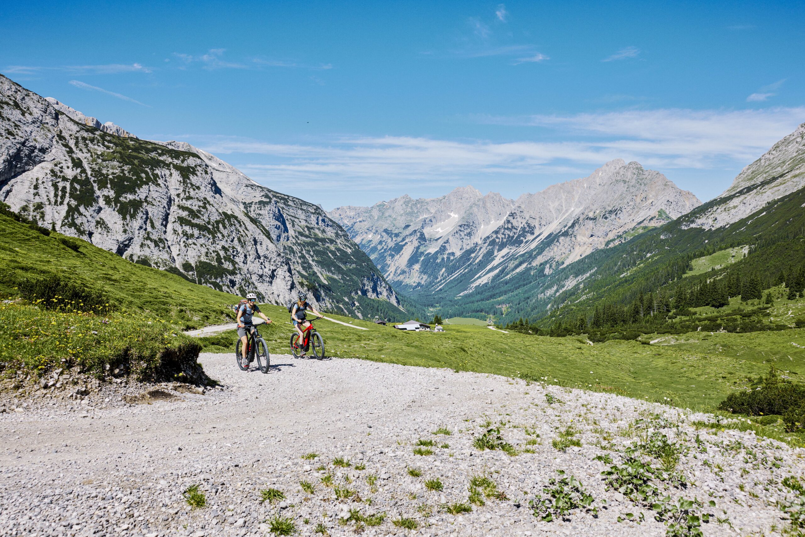 Auffahrt auf das Karwendelhaus mit dem E-Bike - im Karwendeltal kurz hinter der Hochalm-min